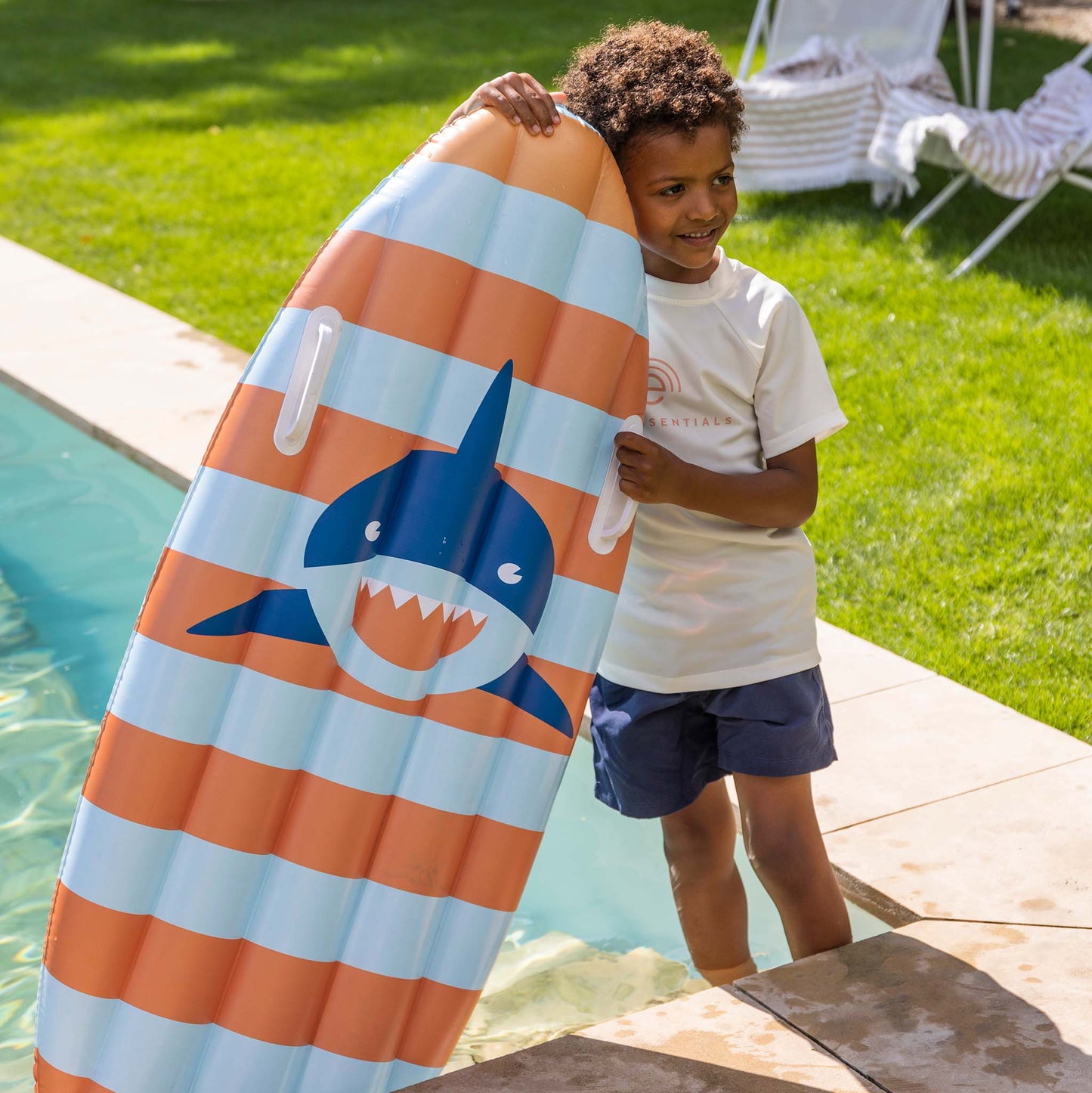 Shark Striperd Luxe inflatable Surfboard 120 cm with handles - By Swim Essentials